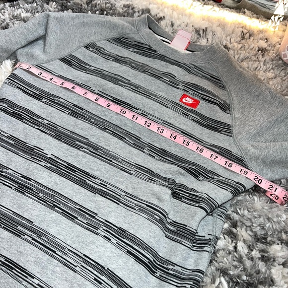 Vintage Nike Women’s Gray and Black Strip Crewneck Sweatshirt - Picture 3 of 7
